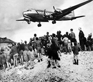 American aircraft dropping supplies, Berlin