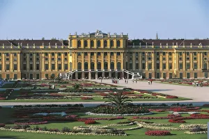 Austria, Vienna, Schonbrunn Palace (Schloss Schonbrunn) designed by architects Austria, Vienna, Schonbrunn Palace (Schloss Schonbrunn) designed by architects