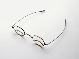 <b class=qtipBold><figcaption>Bifocal spectacles, c. 1885</figcaption></b><br><em>© Dorling Kindersley/UIG</em> Bifocal spectacles, c. 1885