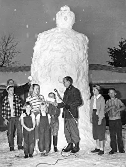 <b class=qtipBold><figcaption>Biggest Snowman</figcaption></b><br>United States: c. 1957 Winners of the 'Biggest Snowman' contestja<br><em>© Underwood Archives/UIG</em> Biggest Snowman
