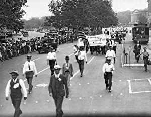 <b class=qtipBold><figcaption>Bonus Army Parade In DC</figcaption></b><br>Washington, D.C.: June 7, 1932. Led by some of the officers under whom they served in France, more than 5, 000 members of the Bonus Expeditionary Forces marched down Pennsylvania Avenue today.<br><em>© Underwood Archives/UIG</em> Bonus Army Parade In DC