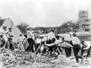 <b class=qtipBold><figcaption>Bonus Army Vets Battle Cops</figcaption></b><br>Washington, D.C.: 1932. Bonus Army veterans battle with Washington police officers at one of their camps.<br><em>© Underwood Archives/UIG</em> Bonus Army Vets Battle Cops