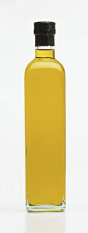 <b class=qtipBold><figcaption>Bottle of cooking oil</figcaption></b><br><em>© Dorling Kindersley/UIG</em> Bottle of cooking oil