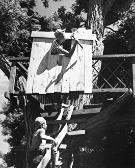 <b class=qtipBold><figcaption>Two boys building a treehouse</figcaption></b> Two boys building a treehouse