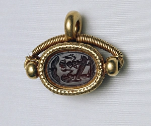 Carnelian scarab with Isis and Horus as child, set in gold Carnelian scarab with Isis and Horus as child, set in gold