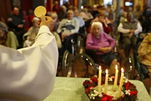 Images Dated 25th December 2008: Catholic mass in an elderly persons home