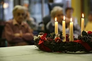 Images Dated 25th December 2006: Christmas celebration in an elderly persons home