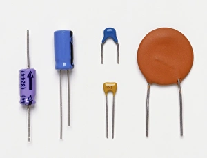 <b class=qtipBold><figcaption>Collection of capacitors</figcaption></b><br><em>© Tim Ridley Dorling Kindersley</em> Collection of capacitors