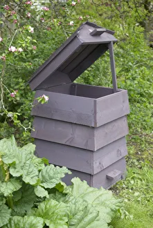 <b class=qtipBold><figcaption>Compost bin, lid open</figcaption></b><br><em>© Dorling Kindersley/UIG</em> Compost bin, lid open