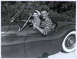 <b class=qtipBold><figcaption>Couple in convertible car</figcaption></b> Couple in convertible car