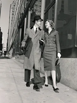<b class=qtipBold><figcaption>Couple walking on city street</figcaption></b> Couple walking on city street