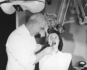 <b class=qtipBold><figcaption>Dentist pulling womans tooth</figcaption></b> Dentist pulling womans tooth