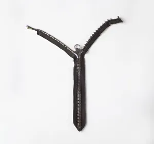 <b class=qtipBold><figcaption>An early zipper</figcaption></b><br><em>© Dorling Kindersley/UIG</em> An early zipper