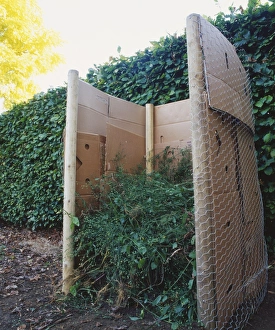 Easy compost bin made from cardboard boxes and chicken wire Easy compost bin made from cardboard boxes and chicken wire