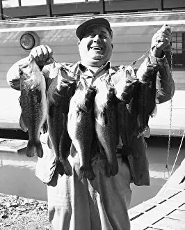 <b class=qtipBold><figcaption>Excited man with fish he caught</figcaption></b> Excited man with fish he caught