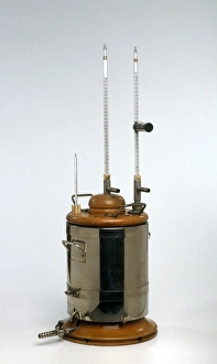 <b class=qtipBold><figcaption>Gas calorimeter</figcaption></b><br><em>© Dorling Kindersley/UIG</em> Gas calorimeter