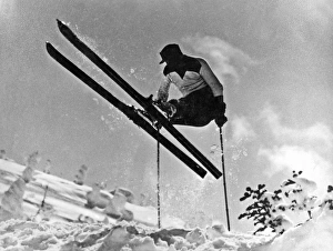 <b class=qtipBold><figcaption>Gelandesprung In The Mountains</figcaption></b><br>United States: c. 1933. A skier in profile executes a gelandesprung on the slopes<br><em>© Underwood Archives/UIG</em> Gelandesprung In The Mountains