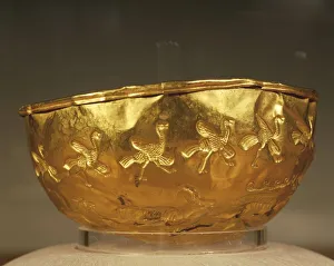 <b class=qtipBold><figcaption>Gold cup</figcaption></b><br>Gold cup 8th Century B.C., Scythian art Gold cup