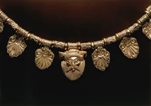 Gold necklace with pendant of River-God, Achelouss head from Palestrina Hill, Rome Province, detail Gold necklace with pendant of River-God, Achelouss head from Palestrina Hill, Rome Province, detail