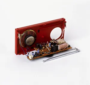<b class=qtipBold><figcaption>Insides of a portable radio</figcaption></b><br><em>© Dorling Kindersley/UIG</em> Insides of a portable radio