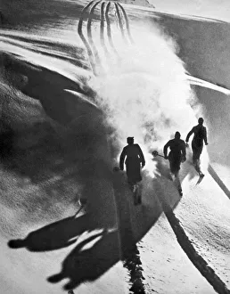 <b class=qtipBold><figcaption>Leaving A Powder Trail</figcaption></b><br>United States: c. 1935 Three skiers descend a mountain with a trail of powder behind them.<br><em>© Underwood Archives/UIG</em> Leaving A Powder Trail