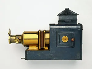 <b class=qtipBold><figcaption>Magic lantern, c. 1895</figcaption></b><br><em>© Dorling Kindersley/UIG</em> Magic lantern, c. 1895