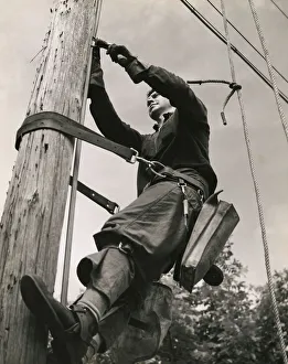 <b class=qtipBold><figcaption>Maintenance on electric pole</figcaption></b> Maintenance on electric pole