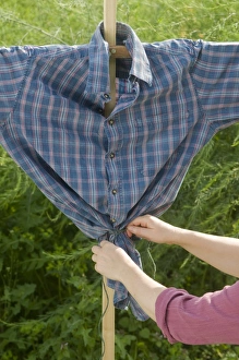 <b class=qtipBold><figcaption>Making a scarecrow</figcaption></b><br><em>© Dorling Kindersley/UIG</em> Making a scarecrow