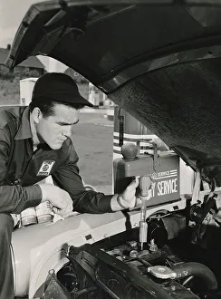 <b class=qtipBold><figcaption>Man checking a car</figcaption></b> Man checking a car