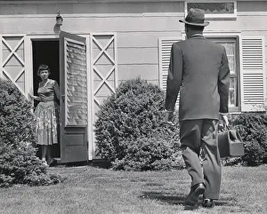 <b class=qtipBold><figcaption>Man coming to see woman</figcaption></b> Man coming to see woman
