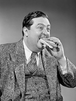 <b class=qtipBold><figcaption>Man eating hotdog</figcaption></b> Man eating hotdog