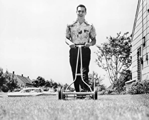 <b class=qtipBold><figcaption>Man happily mowing lawn</figcaption></b> Man happily mowing lawn