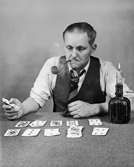 <b class=qtipBold><figcaption>Man playing solitaire</figcaption></b> Man playing solitaire
