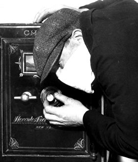 <b class=qtipBold><figcaption>Man robbing safe</figcaption></b> Man robbing safe