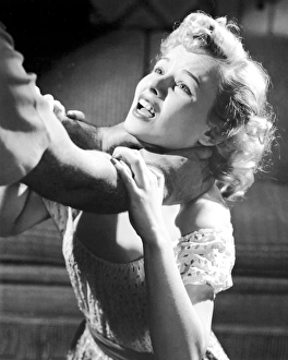 <b class=qtipBold><figcaption>Man strangling woman</figcaption></b> Man strangling woman
