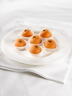 <b class=qtipBold><figcaption>Marzipan oranges, close-up</figcaption></b><br><em>© Dorling Kindersley/UIG</em> Marzipan oranges, close-up