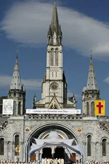 Images Dated 20th April 2000: Mass at the Lourdes shrine