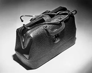 <b class=qtipBold><figcaption>Medical bag and stethoscope</figcaption></b> Medical bag and stethoscope