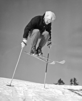 <b class=qtipBold><figcaption>A New Hampshire Gelandesprung</figcaption></b><br>Hanover, New Hampshire: c. 1953 A skier performs a gelandesprung while skiing in New Hampshire<br><em>© Underwood Archives/UIG</em> A New Hampshire Gelandesprung