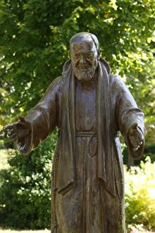 Statue Gallery: Padre Pio statue