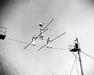 <b class=qtipBold><figcaption>Performers crossing highwire</figcaption></b> Performers crossing highwire