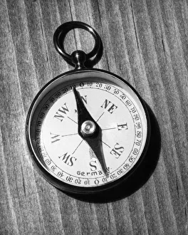 <b class=qtipBold><figcaption>Pocket compass</figcaption></b> Pocket compass