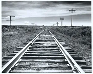 <b class=qtipBold><figcaption>Empty railroad tracks</figcaption></b> Empty railroad tracks