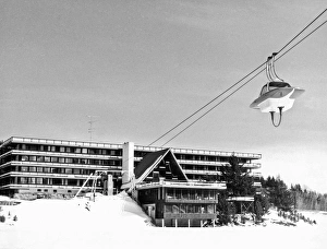<b class=qtipBold><figcaption>The Ski Lift At Mount Snow</figcaption></b><br>Mount Snow, Vermont: c. 1962. This photograph shows the very modern-looking 'ski car' (ski lift) at Vermont's Mount Snow.<br><em>© Underwood Archives/UIG</em> The Ski Lift At Mount Snow