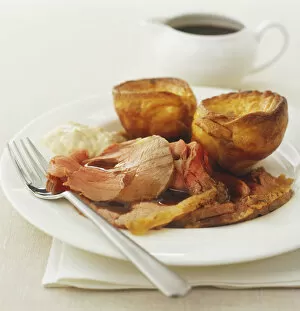 Gravy Collection: Slices of roast beef served with gravy and Yorkshire puddings