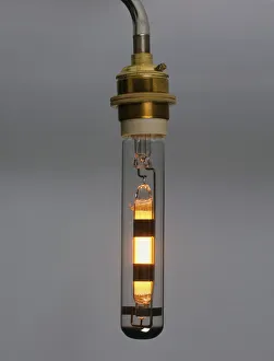 <b class=qtipBold><figcaption>Sodium lamp</figcaption></b><br><em>© Dorling Kindersley/UIG</em> Sodium lamp