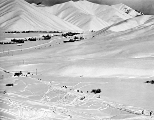 <b class=qtipBold><figcaption>Sun Valley New Ski Resort</figcaption></b><br>Sun Valley, Idaho: February 26, 1937 Idaho's new winter resort with the snow covered Dollar Mountain and its slalom race course in the foreground.<br><em>© Underwood Archives/UIG</em> Sun Valley New Ski Resort