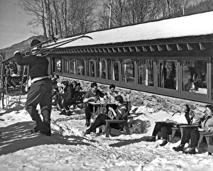 <b class=qtipBold><figcaption>Sunny Day After Skiing</figcaption></b><br>Manchester, Vermont: c.1958. Skiers enjoy their beverages and the sunshine after a day on the slopes.<br><em>© Underwood Archives/UIG</em> Sunny Day After Skiing