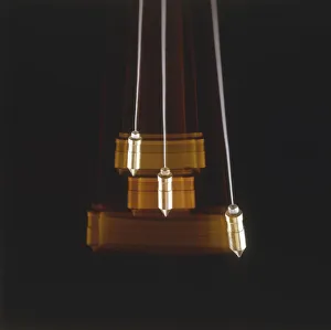 <b class=qtipBold><figcaption>Swinging pendulum, close-up</figcaption></b><br><em>© Dorling Kindersley/UIG</em> Swinging pendulum, close-up