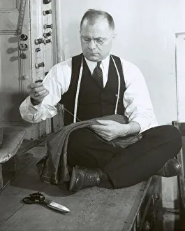 <b class=qtipBold><figcaption>Tailor working in shop</figcaption></b> Tailor working in shop